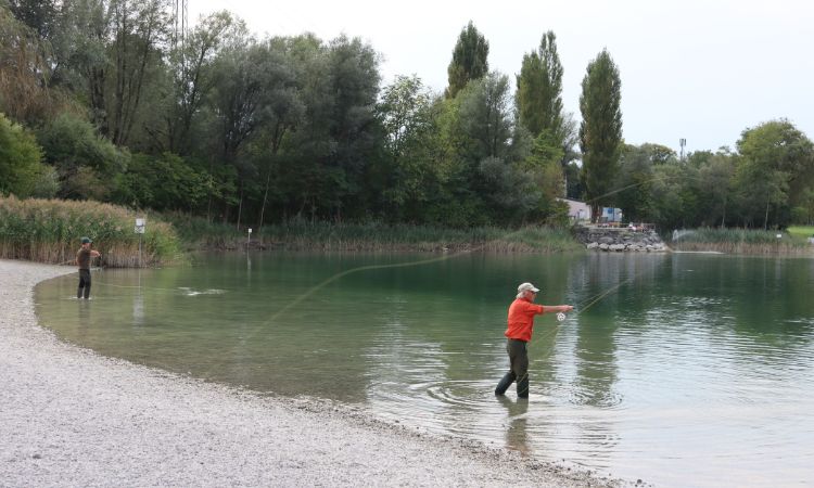 Kursleiter Eugen Helzl bei einer Wurfübung. Im Hintergrund sieht man einen Kursteilnehmer.
