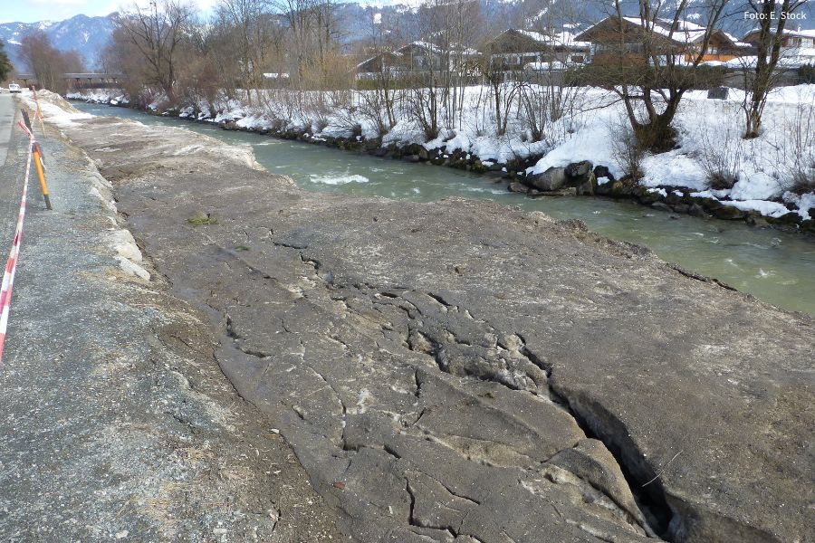 Räumschnee, der im Gewässer entsorgt wird.