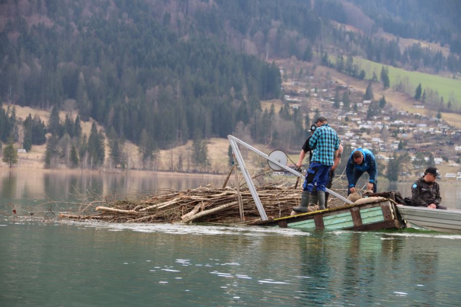 Ein Totholzbündel wird ins Gewässer eingebracht.