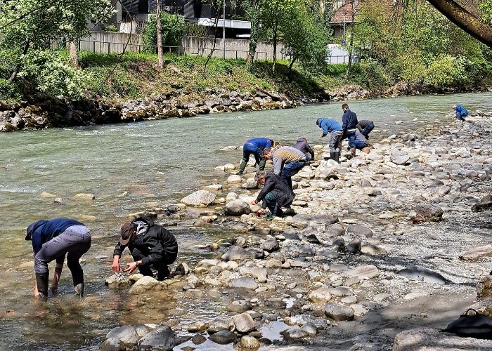 Teilnehmer des Aufsichtsfischerkurses bei der Insektenkunde