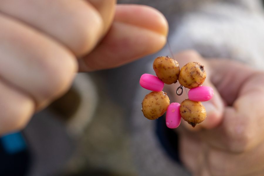 Hat man seine gewünschte Köderkombination auf die Schnur gezogen, knotet man einfach einen kleinen Wirbel ein.