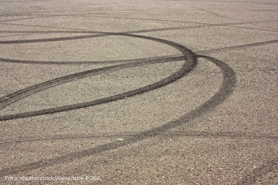 Reifenabrieb am Asphalt