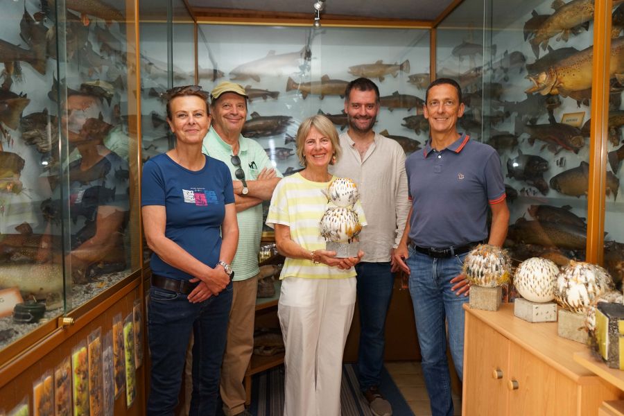 Alexandra Steiber (TFV-Bezirksobfrau Lienz), Herbert Raffl (Bewirtschafter), Martin Schletterer (TIWAG) und Andreas Schiechtl (Landesobmann TFV) zu Besuch bei Frau Ilse Schober im Fischerhäusl (v. l. n. r.).
